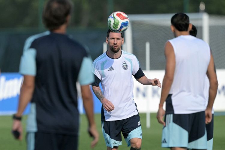 Penghormatan ke Jurnalis Berusia 91 Tahun, Scaloni Ungkap Status Messi