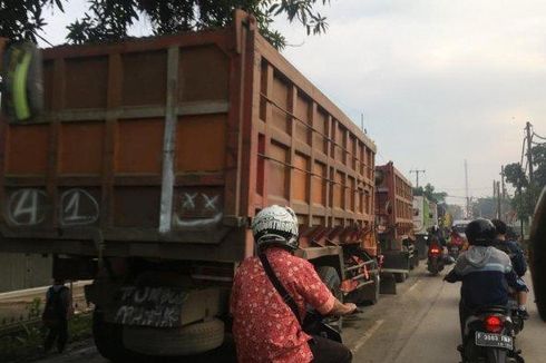 Saat Macet, Motor Jangan Nyelip di Depan Truk