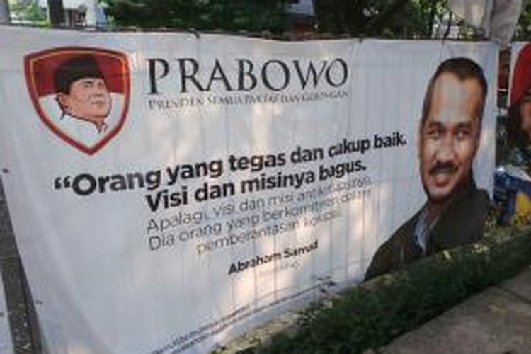Spanduk bergambar wajah Ketua KPK Abraham Samad di depan kantor DPP Gerindra, Jakarta.