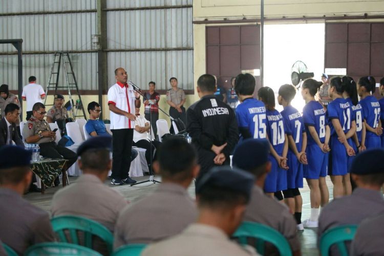 Deputi Peningkatan Prestasi Olahraga, Mulyana, mewakili Menpora Imam Nahrawi meninjau Ekshibisi Tim Sepak Takraw Asian Games di GOR Markas Korps (Mako) Brimob, Kelapa Dua, Depok, Jawa Barat, Kamis (26/4/2018) pagi. 