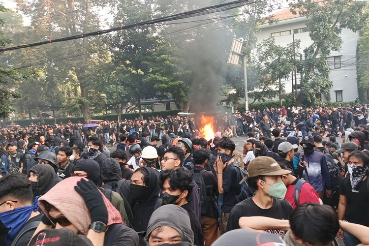 Demo Tolak UU TNI di DPRD Jabar Ricuh, Massa Lempar Botol dan Petasan