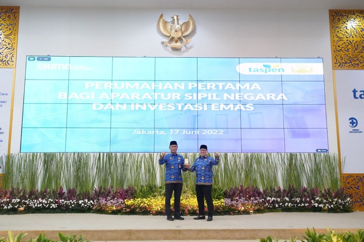 Ketua Umum Dewan Pengurus Korpri Nasional Prof. Dr. Zudan Arif Fakrulloh, SH. MH dan Direktur Utama TASPEN, A.N.S. Kosasih (Ki-Ka) pada acara bertajuk TASPEN dan KORPRI Menyapa ASN, Sosialisasi Perumahan Pertama dan Investasi Emas bagi ASN, di Ruang Auditorium Lt.6 Gedung Kantor TASPEN Pusat. 