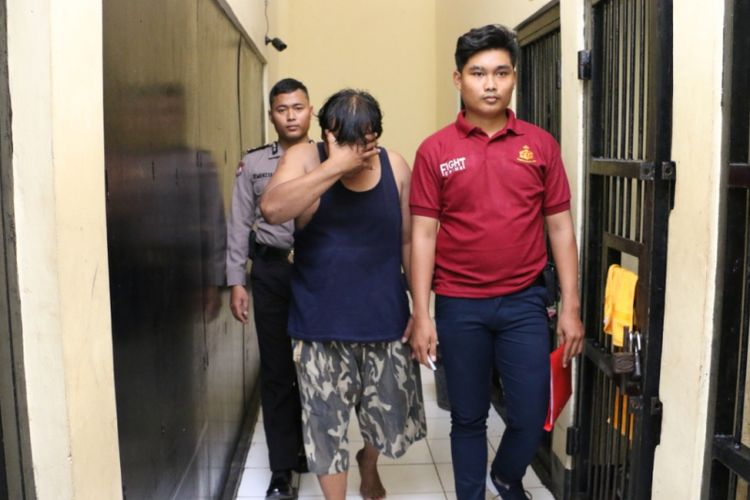 Seorang pria berinisial HS (53) ditangkap Satuan Reserse Kriminal Polres Kebumen, Jawa Tengah lantaran diduga menipu dengan mengaku sebagai Kanjeng Sultan, Senin (7/1/2019).