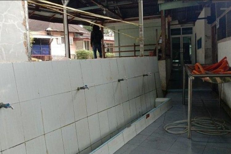 Satu orang anak meninggal dunia akibat tertimpa beton area parkiran Masjid Raya Lubuk Minturun, pada Senin (18/9/2023).