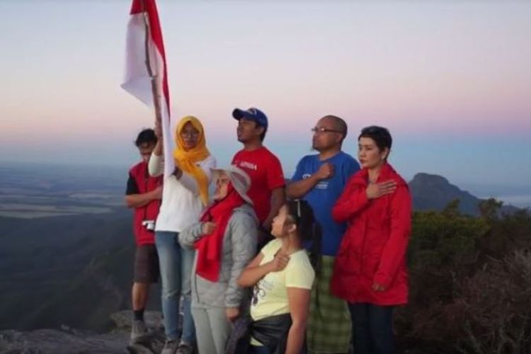 Para mahasiswa Indonesia mengibarkan bendera Merah Putih dan menyanyikan lagu Indonesia Raya di puncak gunung Bluff Knoll, Australia Barat untuk memperingati Hari Pendidikan Nasional.