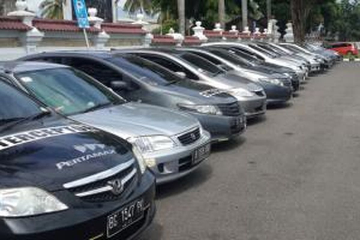 Deretan mobil dari Indonesia CIty Club yang melakukan touring perdana ke Lampung.