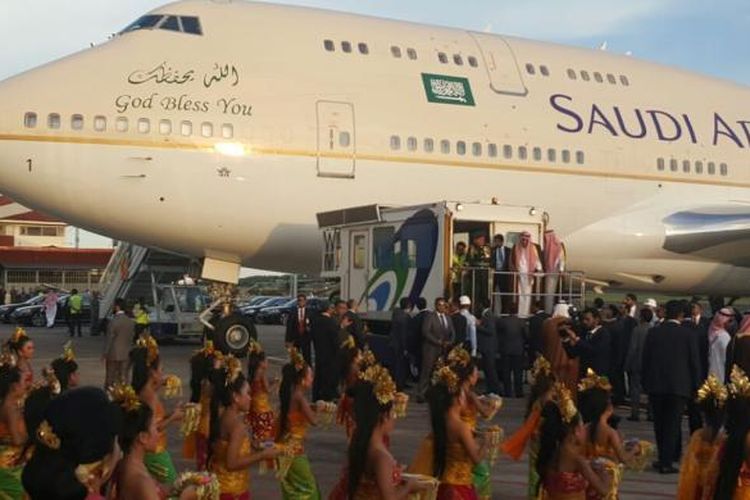 Rombongan Raja Salman bin Abdulaziz Al-Saud tiba di Bandara Ngurah Rai, Bali, Sabtu (4/3/2017), disambut oleh Tari Pendet yang dibawakan 50 penari cilik. 