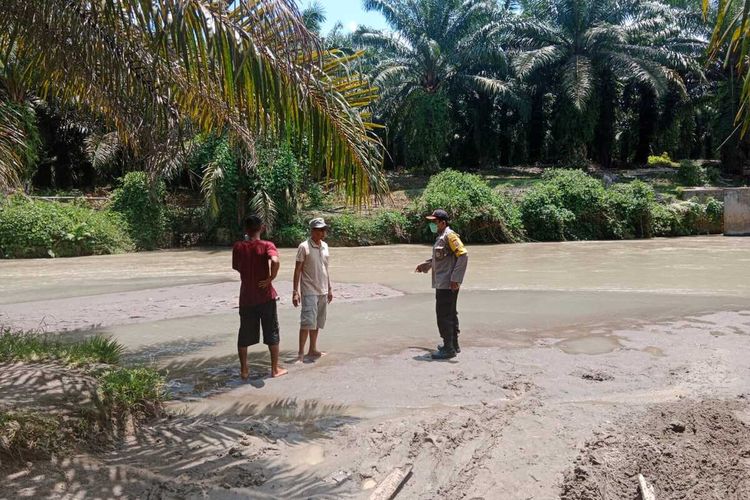 Foto: Lokasi awal korban hanyut saat mencuci truk pengangkut sampah di Sungai Kasindir, di Huta III, Nagori Jawa Maraja, Kecamatan Jawa Maraja Bah Jambi, Simalungun, Minggu (14/8/2022).