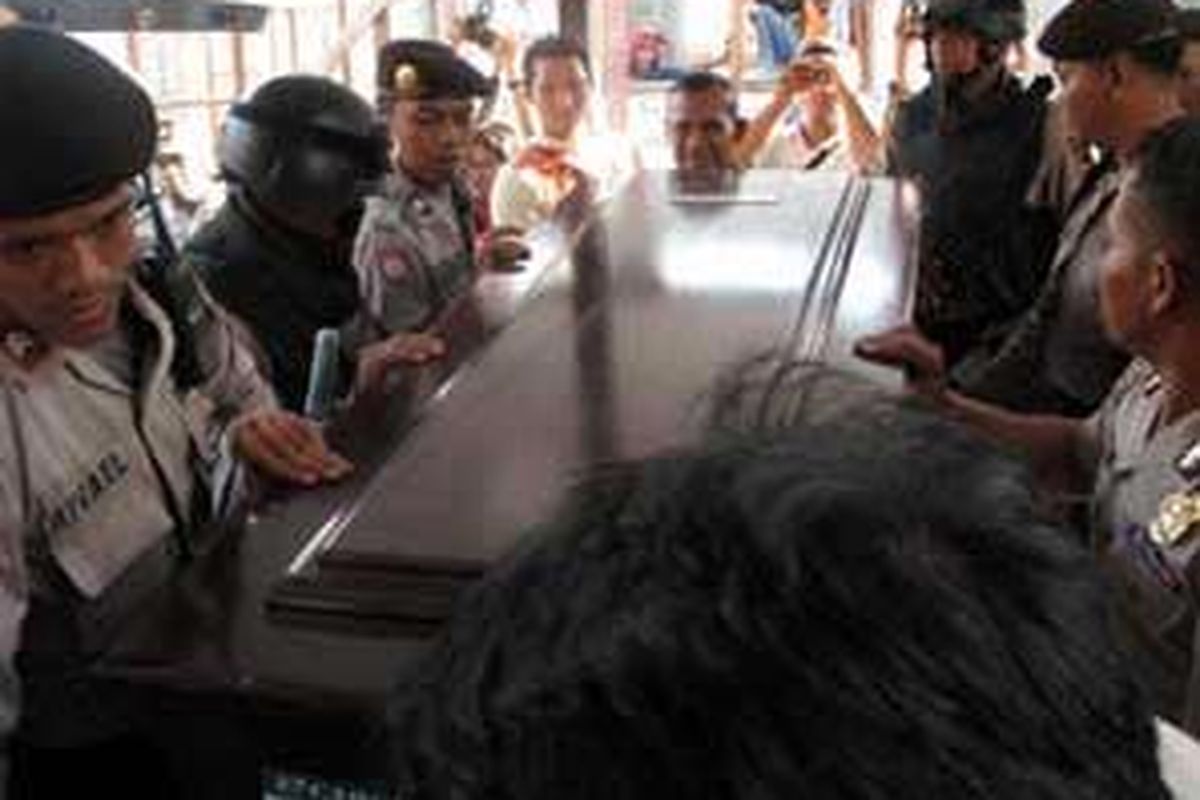 Aparat kepolisian menurunkan peti berisi jenazah yang diduga kuat Kelly Kwalik, Panglima Tentara Pembebasan Nasional Organisasi Papua Merdeka (OPM) Wilayah Timika di Rumah Sakit Polda Papua Bhayangkara, Rabu (16/12/2009) di Jayapura, Papua. Kelly tertembak aparat Brimob dalam sebuah penggerebekan di daerah Gorong-gorong Timika, Kabupaten Mimika, Papua. Ia dibawa ke RS Bhayangkara untuk diidentifikasi lebih lanjut.