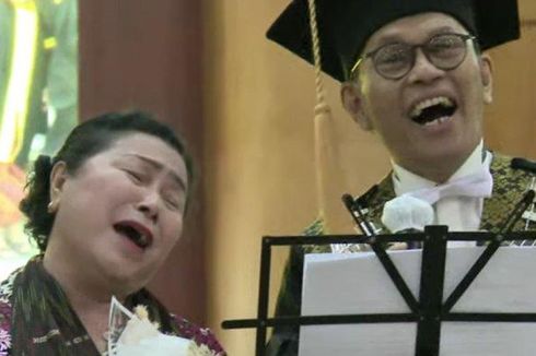 Haru di Wisuda Brigadir J, Sang Ayah Terima Ijazah Diiringi Lagu 