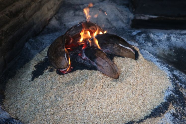 Cara memasak bebek betutu dengan cara tradisional.