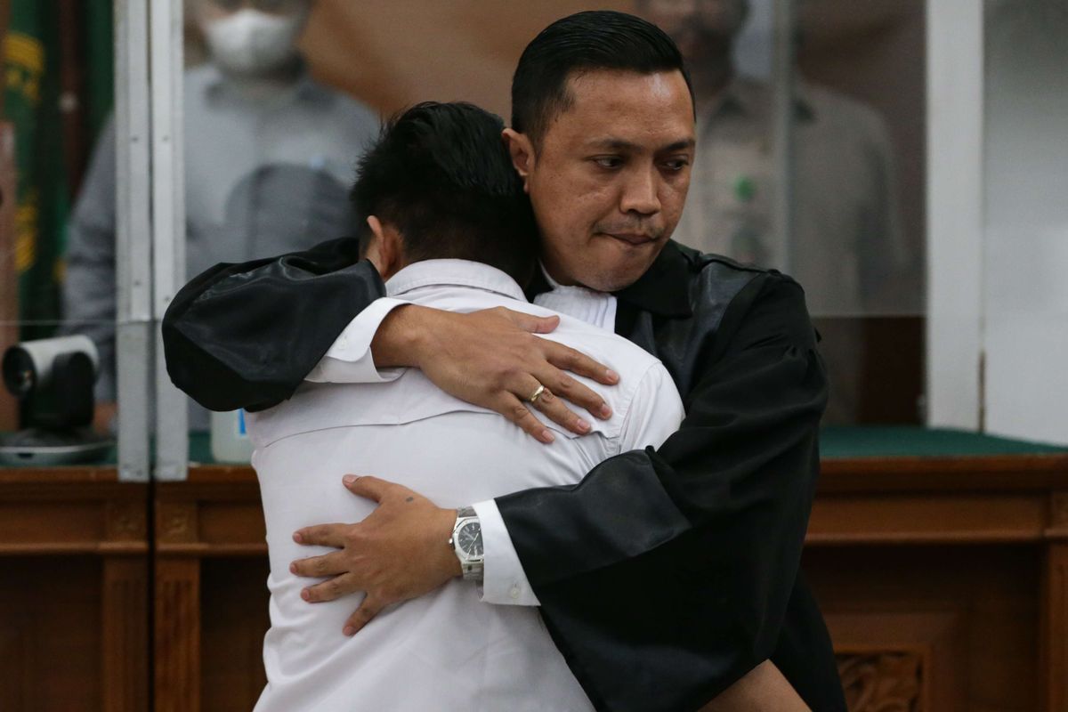 Terdakwa kasus pembunuhan berencana Brigadir Nofriansyah Yosua Hutabarat atau Brigadir J, Richard Eliezer menangis saat dipeluk kuasa hukumnya Ronny Talapessy usai Jaksa Penuntut Umum membacakan tuntutan di Pengadilan Negeri Jakarta Selatan, Rabu (18/1/2023). Richard Eliezer dituntut hukuman 12 tahun penjara.