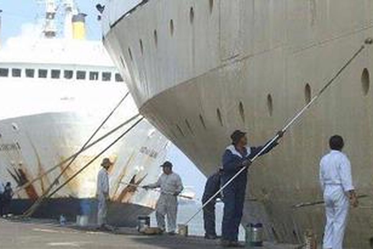 Ilustrasi: Sejumlah petugas PT Pelayaran Nasional Indonesia (Pelni) mengecatan kapal motor (KM) Tidar yang bersandar di Gapura Nusantara, Tanjung Perak, Kamis (26/8/2010).