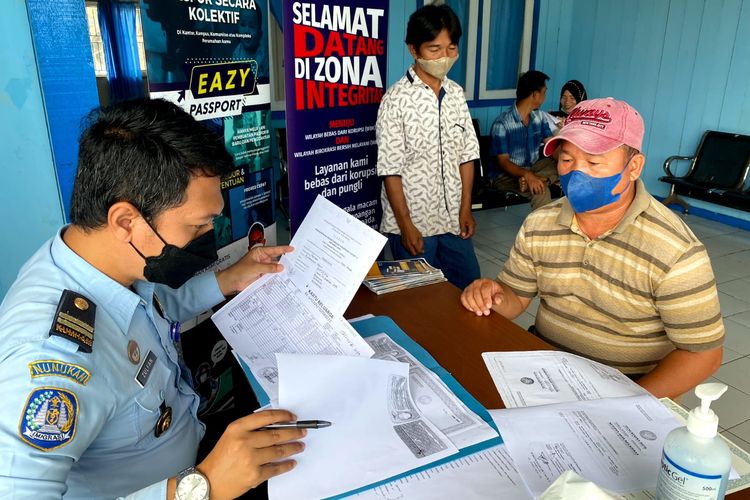 In a move to prevent illegal entry as the Indonesia-Malaysia borders will soon reopen, the Immigration Office in Nunukan, North Kalimantan offers a collective passport application service known as EAZY Passport program to the citizens living in remote areas. 