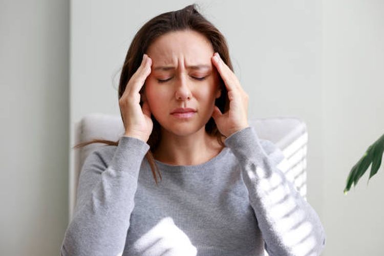Sakit kepala adalah salah satu dari ciri-ciri menopause dini pada wanita.