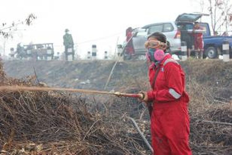 Intan Syafrini Fazrianti saat melakukan pemadaman di Tumbang Nusa, Kabupaten Pulang Pisau, Kalimantan Tengah.