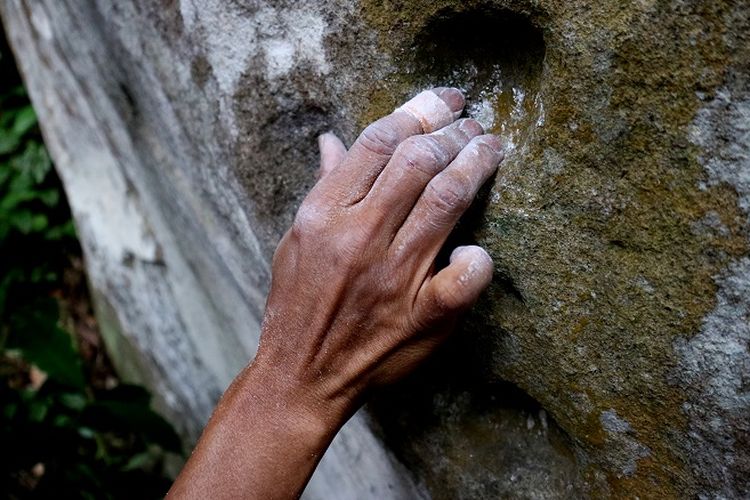 Anggota organisasi Mahasiswa Pencinta Alam Universitas Indonesia (Mapala UI) sedang memanjat tebing Gunung Bongkok, Desa Sukamulya, Kecamatan Tegal Waru, Kabupaten Purwakarta, Jawa Barat, Minggu (14/4/2019). Gunung Bongkok 