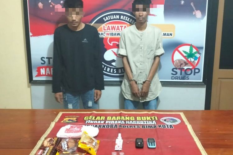 Kedua pelaku penyelundupan narkoba ke ruang tahanan polisi saat diamankan di Satresnarkoba Polres Bima Kota