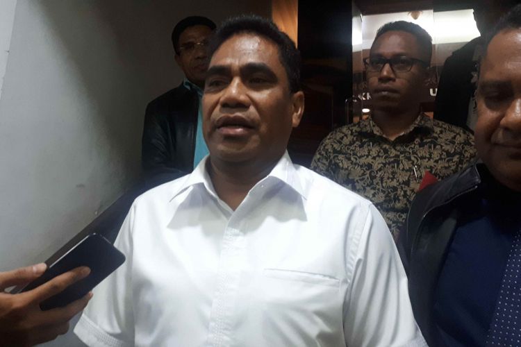 Sekretaris Daerah (Sekda) Pemerintah Provinsi (Pemprov) Papua, Titus Emanuel Adopehan Hery Dosinaen  (baju putih) di Polda Metro Jaya, Senin (18/2/2019).