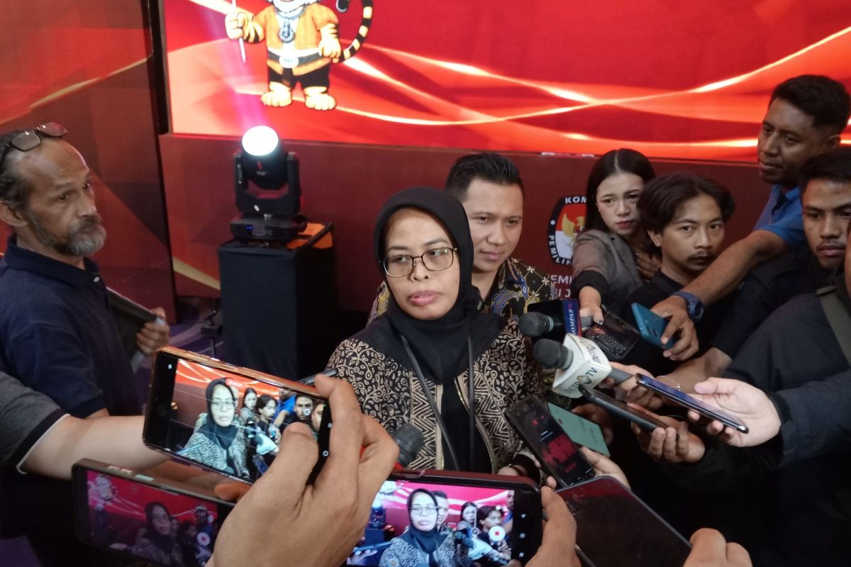 Ketua KPU Jabar Ummi Wahyuni usai rapat pleno yang digelar di Holiday Inn, Jalan Dr. Djunjunan, Kota Bandung, Jawa Barat, Minggu (22/9/2024).