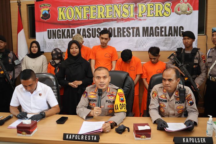 Kelima tersangka kasus pengeroyokan terhadap anak dihadirkan saat konferensi pers di Polresta Magelang, Selasa (9/1/2024).