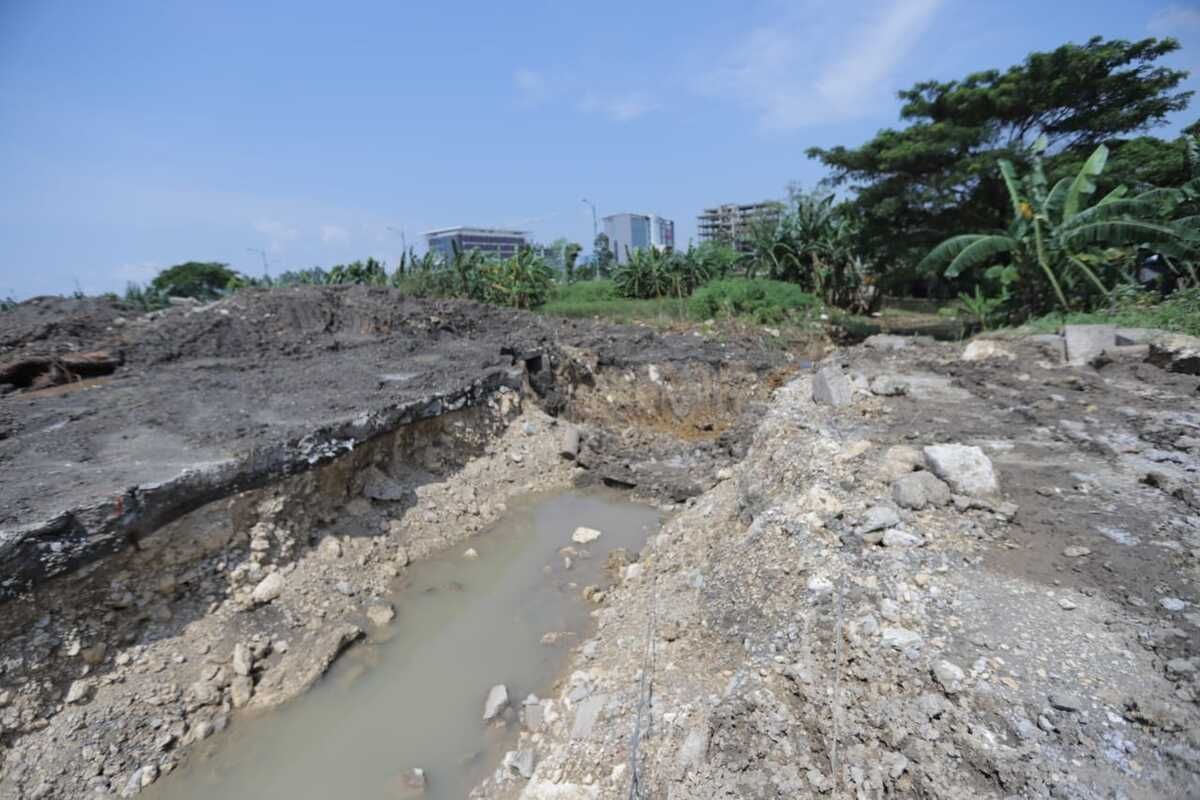 Pembangunan sodetan dari Waduk Side C di Jakarta Garden City, Cakung, Jakarta Timur, menuju Kanal Banjir Timur (KBT), Senin (2/3/2020).
