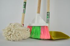 6 Cara Membersihkan Peralatan Pembersih Rumah