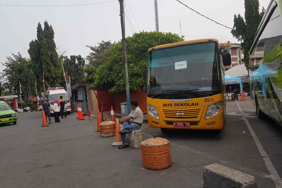 Bus sekolah untuk mengangkut penumpang yang mendapat hasil positif rapid test antigen Covid-19 di Terminal Kalideres, pada Senin (17/5/2021).