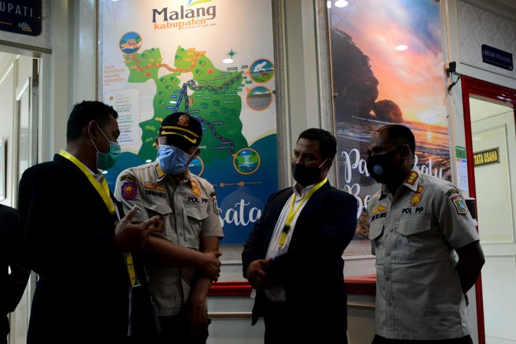 Komite pemilihan sedang bersama kepolisian saat menjelaskan pembatalan Kongres ASKAB PSSI Malang di Pendopo Agung Kabupaten Malang, Jawa Timur, Kamis (14/1/2021) pagi.