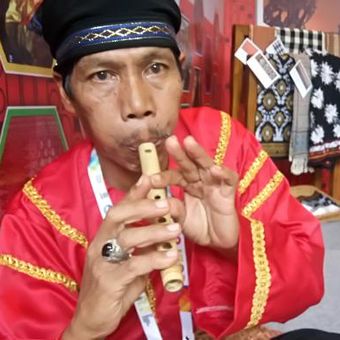 Djafri Yunerdi sedang mainkan alat musik tiup asal Sumbar di acara World Culture Festival (WCF), di Nusa Dua, Bali, Kamis (13/10/2016).