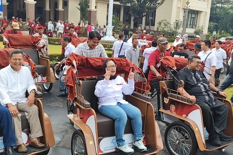 Nanik S Deyang Wakil Yayasan GSN bersama Wakil Bupati Cirebon Agus Kurniawan, naik becak listrik usai pemberian kepada 100 penarik becak dk kantor Bupati Cirebon pada Minggu (7/12/2025) siang.