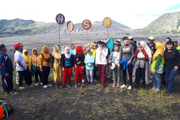 Wisatawan menikmati oksigen dan udara bersih di Bromo pada ujung Car Free Month (CFM).