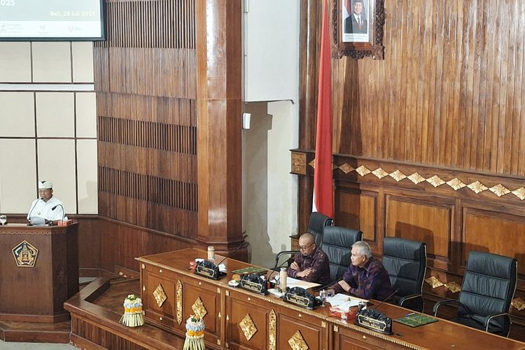 Gubernur Bali Wayan Koster saat berbicara dalam rapat paripurna bergendakan jawaban gubernur atas pandangan umum fraksi-fraksi DPRD Bali terhadap Raperda tentang Perubahan APBD Semesta Berencana Provinsi Bali Tahun Anggaran 2025, di Wiswa Sabha Utama Kantor Gubernur Bali, pada Senin (28/7/2025). KOMPAS.com/ Yohanes Valdi Seriang Ginta