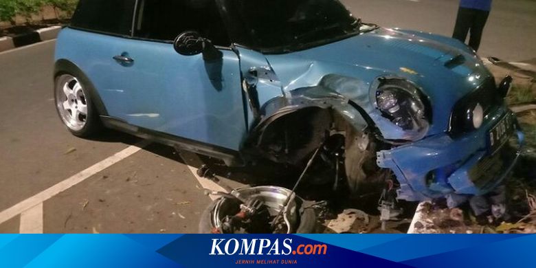 Pengemudi Diduga Mengantuk, Mini Cooper Tabrak Pohon di Gerbang Pemuda - Vimarsana News
