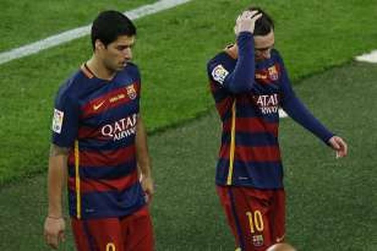 Ekspresi dua pemain Barcelona, Luis Suarez (kiri) dan Lionel Messi, usai kalah 1-2 dari Real Madrid dalam lanjutan La Liga di Stadion Camp Nou, 2 April 2016.