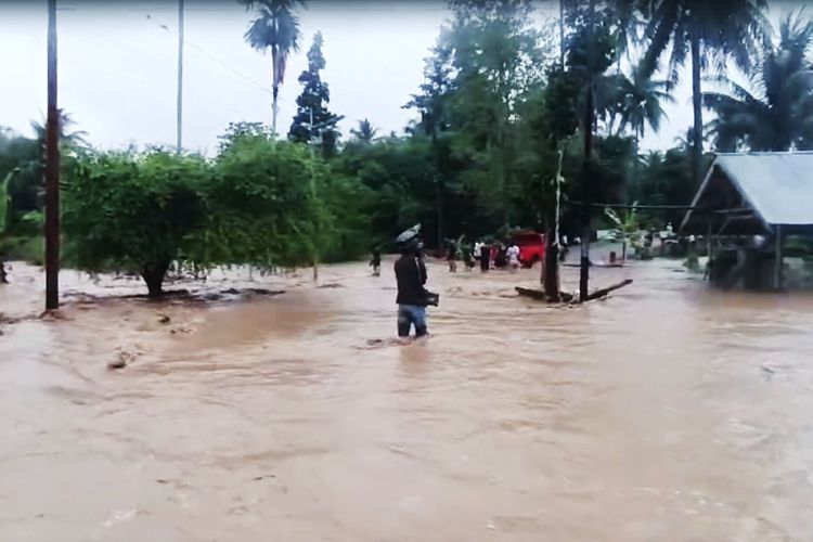 Sejumlah warga Bone Bolango mengungsi mencari tempat yang aman di tengah derasnya arus banjir yang menimpa permukiman mereka. Sebanyak 189 kepala keluarga atau 835 jiwa di daerah ini terdampak banjir bandang dan tanah longsor.