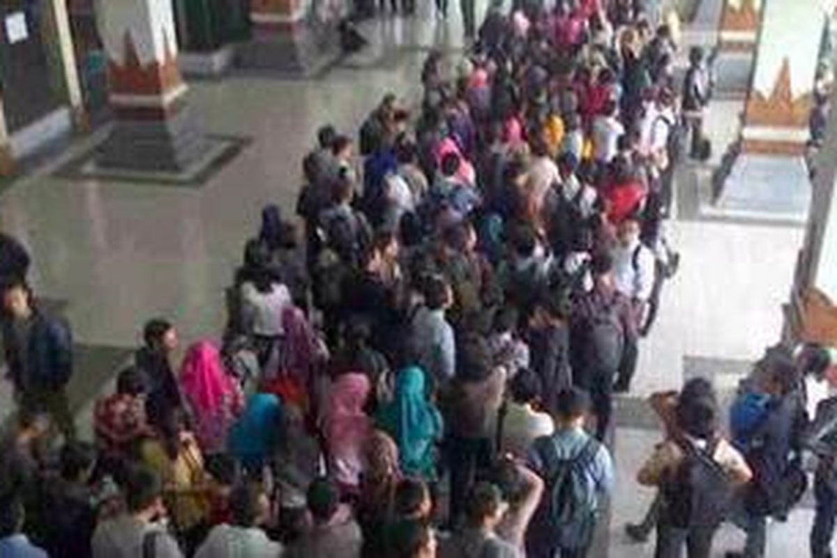 Pengunjung Kompas Karier Fair 2012 di Yogyakarta, Rabu (10/10/2012). Bursa kerja tersebut digelar di Jogja Expo Center, Yogyakarta, 10-11 Oktober 2012.