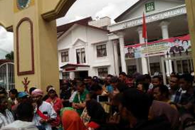 sekitar seratus massapendukung direktur PT Bank Malukut, Idris Rolobessy  berunjuk rasa di Kantor Kejati Maluku memprotes penahanan tersangka oleh Kejati, Kamis (2/6/2016) 
