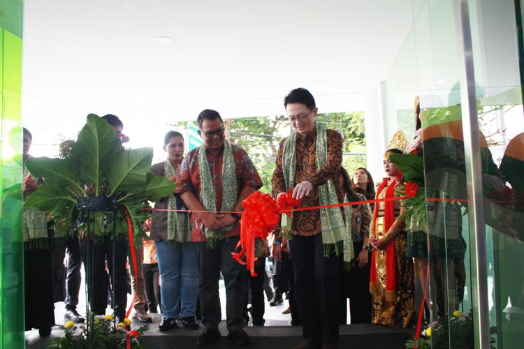 Wakil Direktur Utama SMBC Indonesia Darmadi Sutanto saat meresmikan Kantor SMBC Indonesia Cabang Surabaya.