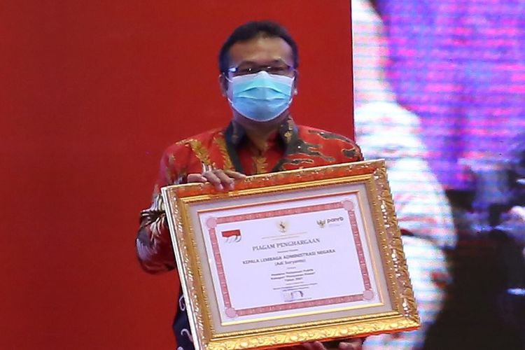 Ketua LAN Adi Suryanto menerima penghargaan atas prestasinya sebagai Pembina Pelayanan Publik Kategori Pelayanan Prima Tahun 2021 dari Kementerian PANRB, Selasa (8/3/2022)