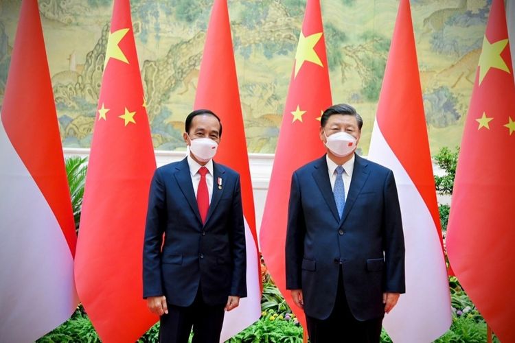 Indonesia's President Joko Widodo (L) and China's President Xi Jinping (R) pose for a photo at Villa 14 Diaoyutai State Guesthouse in Beijing, Tuesday, July 26, 2022.  