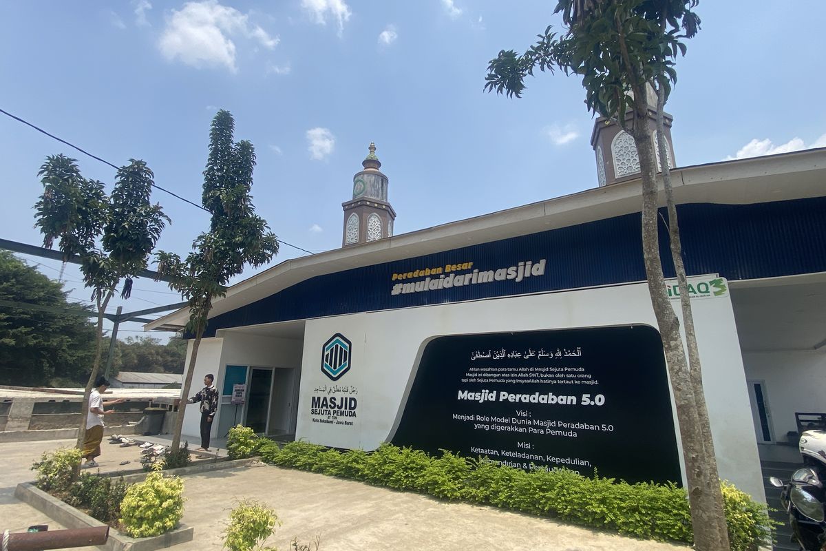 Nampak depan area halaman Masjid Sejuta Pemuda Kota Sukabumi. Kamis (29/10/2026)