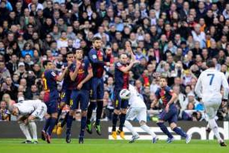 Para pemain Barcelona membentuk pagar untuk menghalau tendangan bebas bintang Real Madrid, Cristiano Ronaldo, pada duel El Clasico, 2 Maret 2013. Madrid menang dengan skor 2-1.