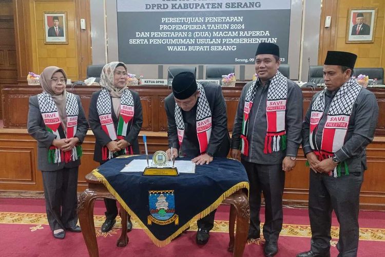 Ketua DPRD Kabupaten Serang menandatangani surat usulan pemberhentian Wakil Bupati Serang Pandji Tirtayasa dengan hormat. Pandji diberhentikan karena meninggal dunia pada 27 September 2023 lalu.