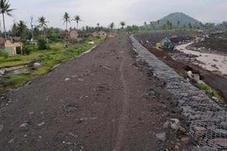 Tanggul alat berat mengeruk pasir di sekitar tanggul yang berfungsi melindungi dari banjir lahar dingin di Sungai Putih, Desa Seloboro, Kecamatan Salam, Kabupaten Magelang, Jawa Tengah, Jumat (28/12/2012). Hingga saat ini volume material lahar dingin di puncak Merapi masih 77 juta meter kubik yang menjadi ancaman ketika hujan musim hujan tiba.

