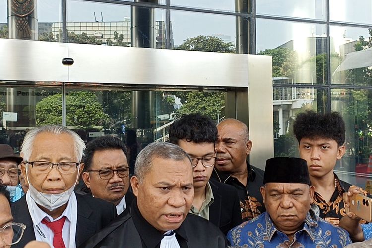 Kuasa hukum Gubernur Papua Lukas Enembe yang ditetapkan sebagai tersangka merintangi penyidikan, Stefanus Roy Rening memenuhi panggilan Komisi Pemberantasan Korupsi (KPK), Selasa (9/5/2023).