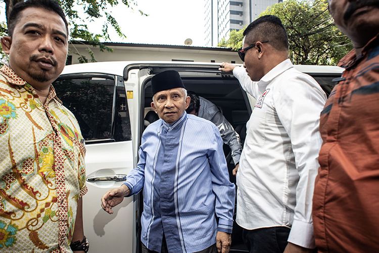 Ketua Dewan Kehormatan Partai Amanat Nasional (PAN)  Amien Rais (tengah) bersiap menjalani pemeriksaan di Direktorat Reserse Kriminal Umum (Ditreskrimum) Polda Metro Jaya, Jakarta, Jumat (24/5/2019). Amien Rais diperiksa sebagai saksi atas kasus dugaan makar dengan tersangka Eggi Sudjana.