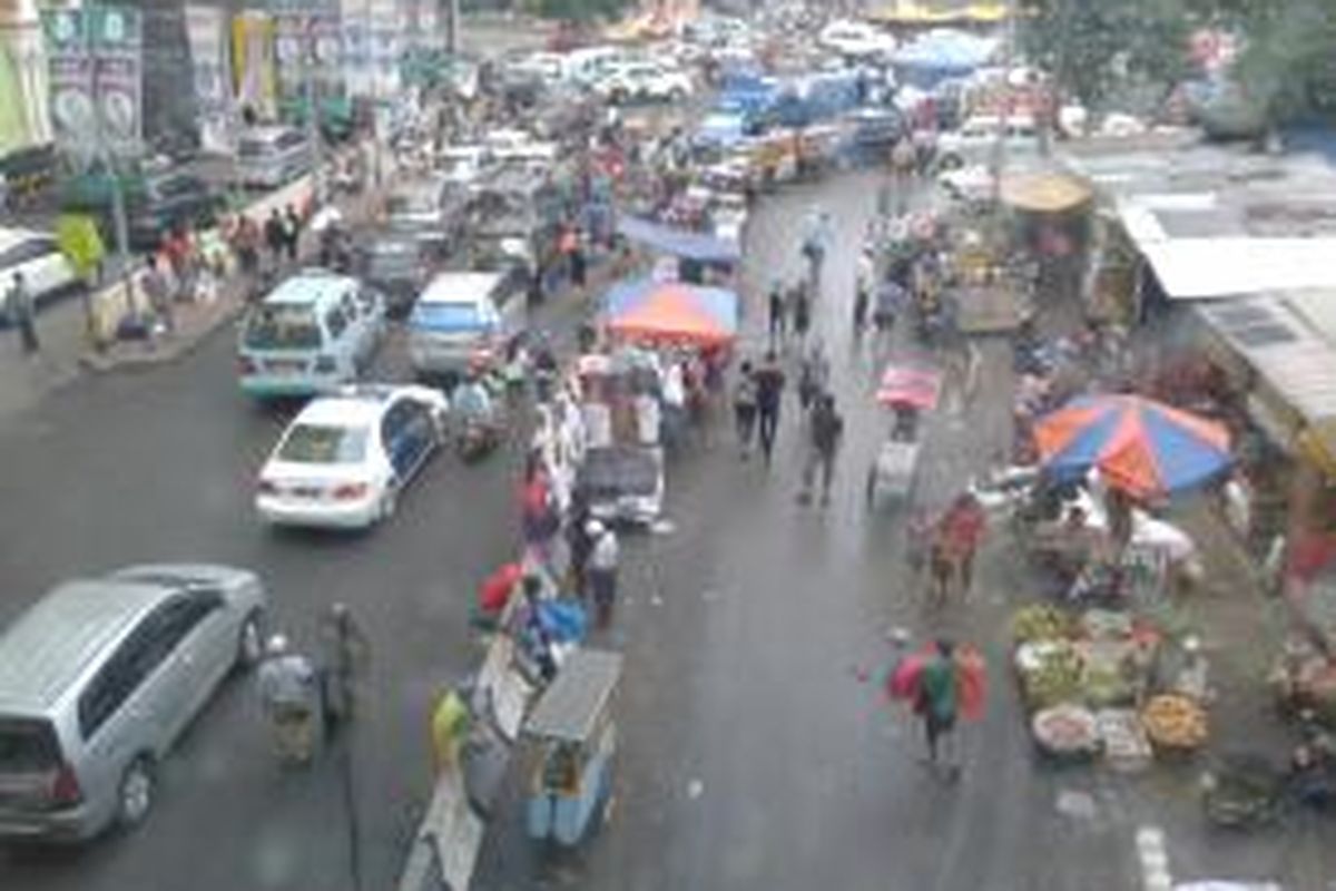 Kawasan Jalan Kebon Jati, Tanah Abang, Jakarta Pusat yang kembali semrawut, Senin (22/7/2013) sore. Jelang sore, jalan yang dari sejak pagi steril dari PKL ini, kembali dipenuhi PKL dan parkir liar