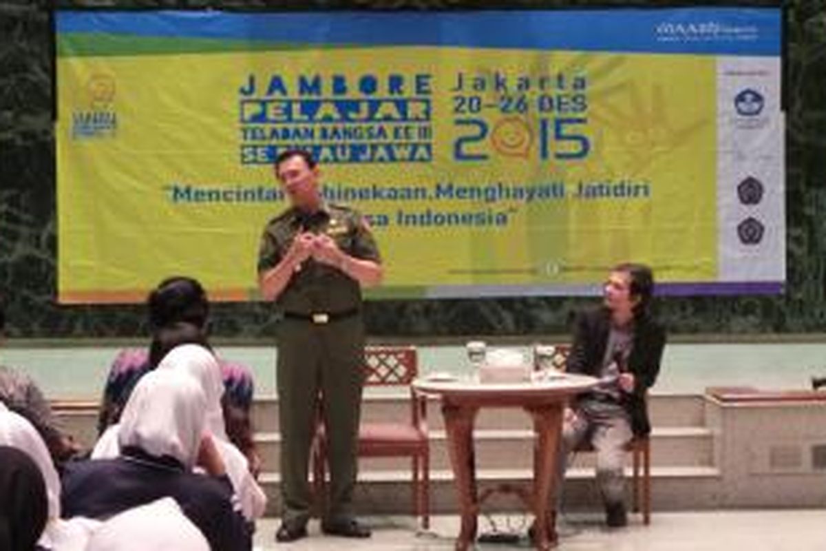 Gubernur DKI Jakarta Basuki Tjahaja Purnama saat menerima siswa dari Maarif Institute, di Balai Kota, Senin (21/12/2015).