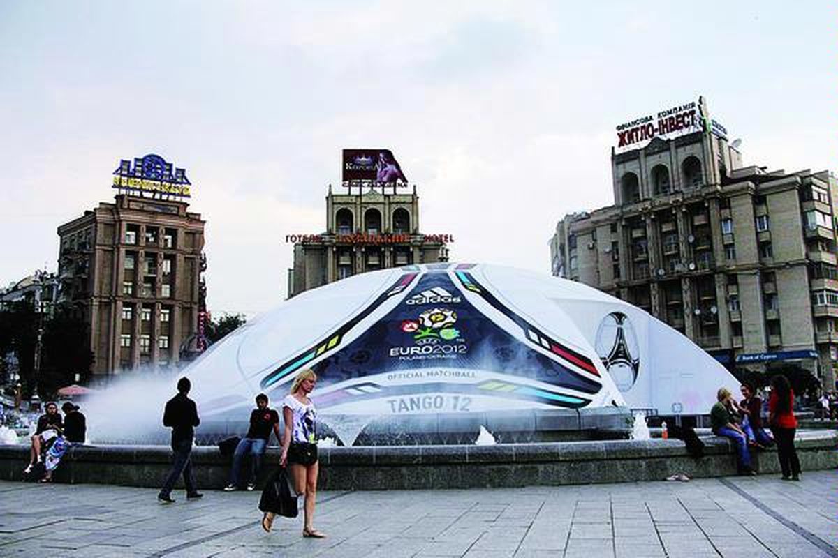 Sehari menjelang pembukaan Piala Eropa pada 8 Juni 2012, atmosfer pesta bola belum muncul di Kiev, Ukraina. Zona suporter di kompleks Independence Square dan sepanjang Jalan Khreschatyk yang menuju Stadion Olympiade Kiev belum dipadati suporter klub-klub peserta Piala Eropa, Rabu (6/6).